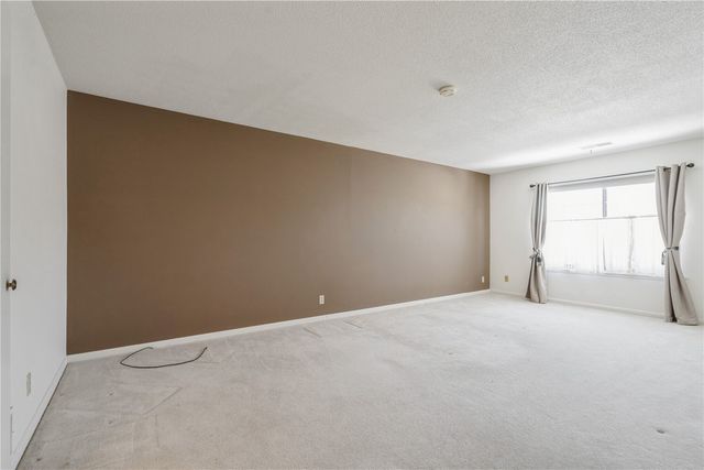 150 Thompson Dr 306, Cedar Rapids, IA 52403