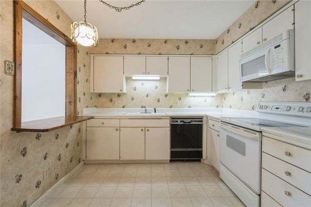 150 Thompson Dr 306, Cedar Rapids, IA 52403