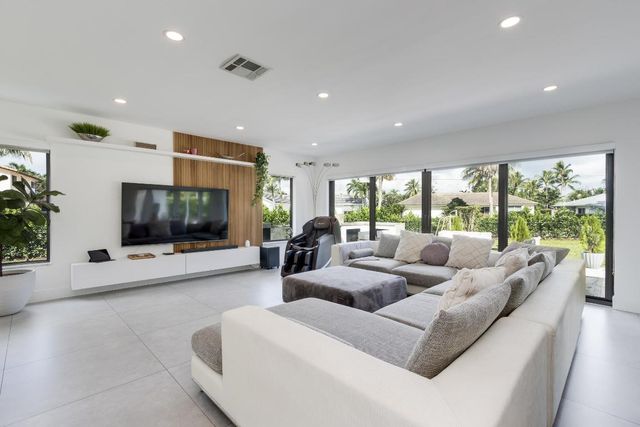 1049 W Palmetto Park Road S, Boca Raton, FL 33486