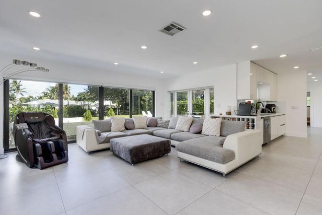 1049 W Palmetto Park Road S, Boca Raton, FL 33486