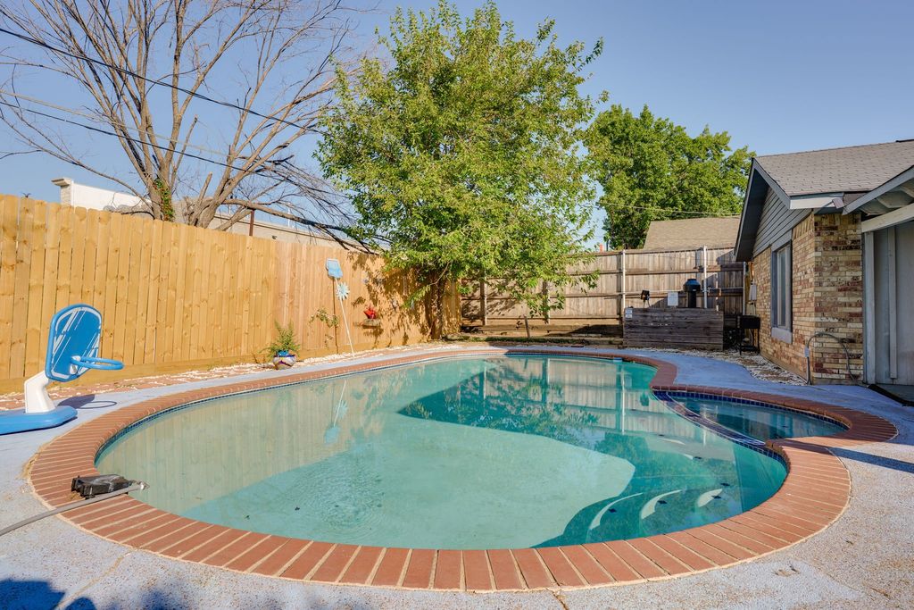 1205 Denmark Street, Grand Prairie, TX 75050 — photo 2