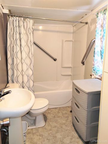 203.5 S Lincoln Road, Escanaba, MI 49829