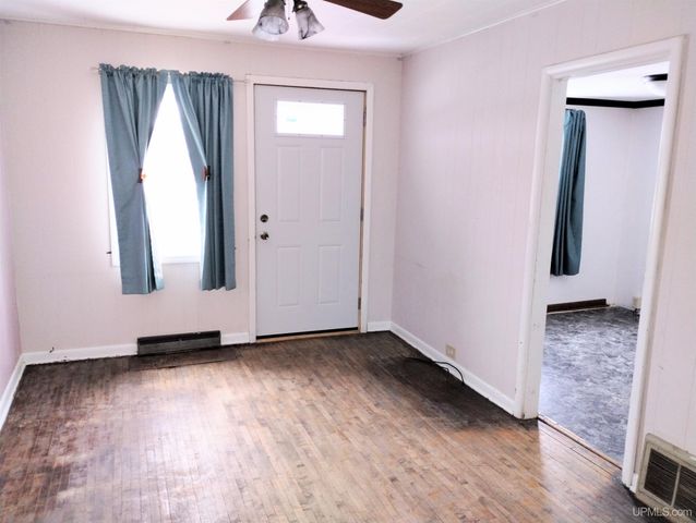 203.5 S Lincoln Road, Escanaba, MI 49829