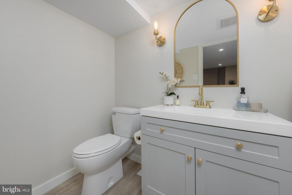 125 WINDSOR DR, Swedesboro, NJ 08085