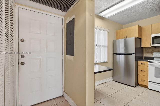 5520 Lakeside Dr 105, Margate, FL 33063