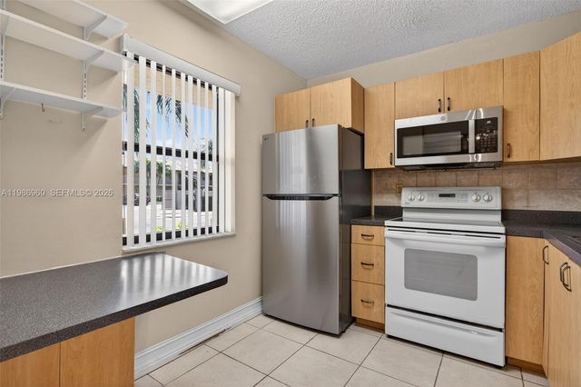 5520 Lakeside Dr 105, Margate, FL 33063