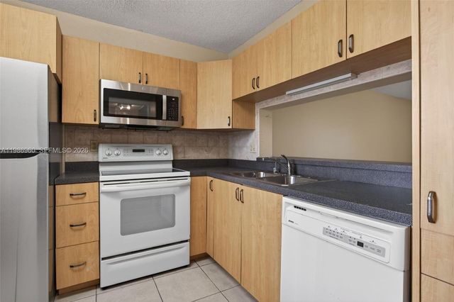 5520 Lakeside Dr 105, Margate, FL 33063