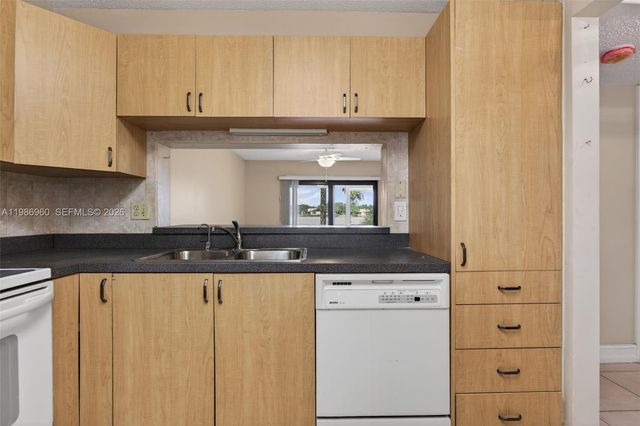 5520 Lakeside Dr 105, Margate, FL 33063