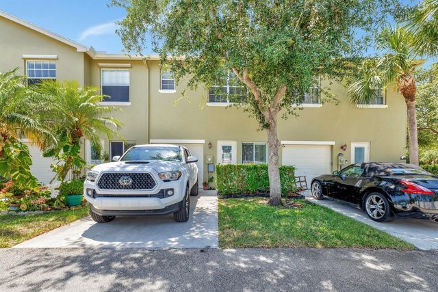 2061 SE Glen Ridge Drive, Port St. Lucie, FL 34952