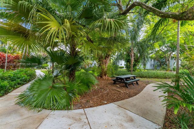 5540 SW 78th St 32C, Miami, FL 33143