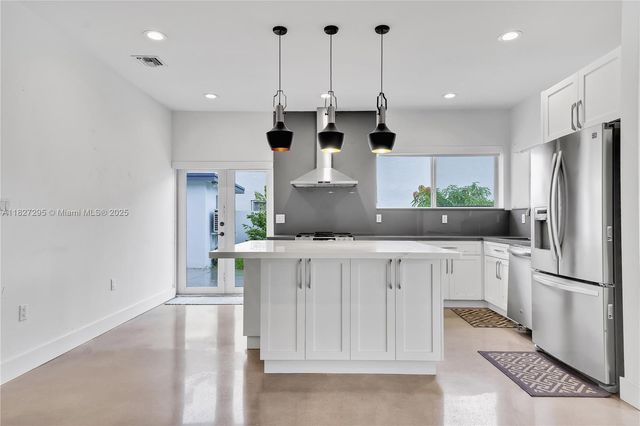 2247 NW 2nd St, Miami, FL 33125