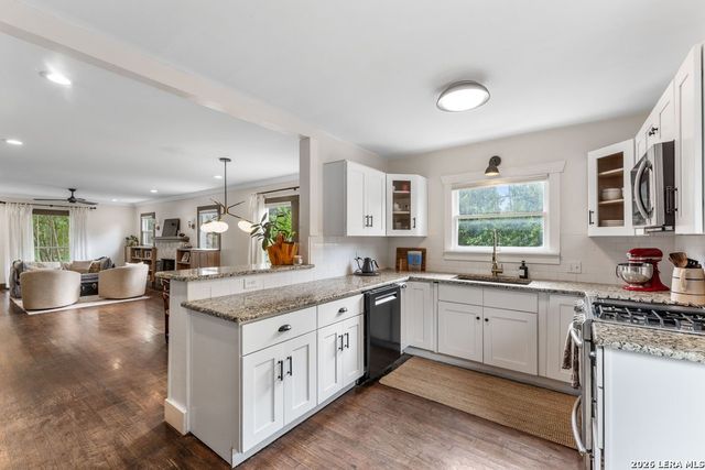 101 Charles Rd, Terrell Hills, TX 78209