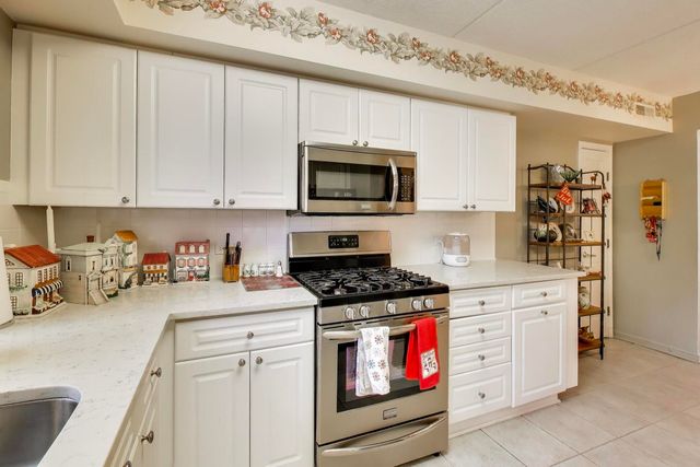 710 Creekside Drive 104A, Mount Prospect, IL 60056