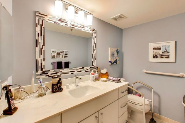 710 Creekside Drive 104A, Mount Prospect, IL 60056