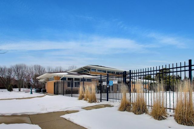 710 Creekside Drive 104A, Mount Prospect, IL 60056