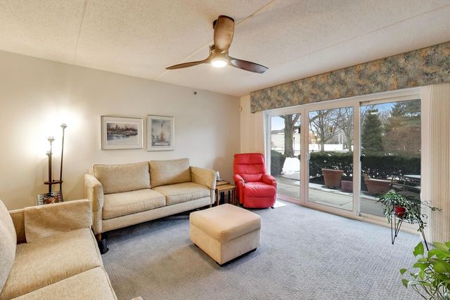 710 Creekside Drive 104A, Mount Prospect, IL 60056