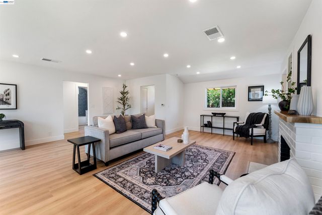 2824 Cowell Rd., Concord, CA 94518