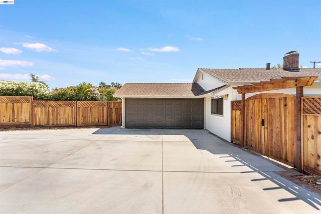 2824 Cowell Rd., Concord, CA 94518