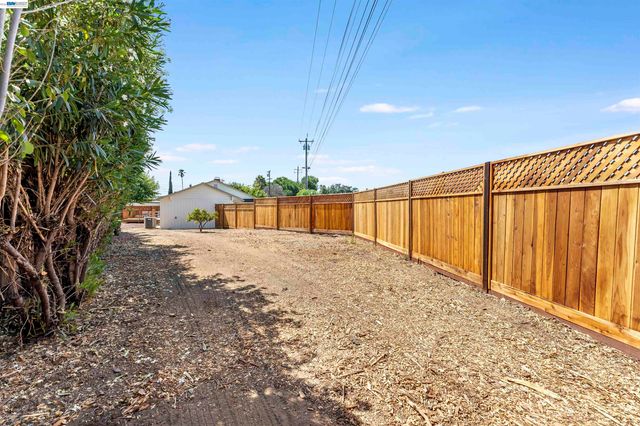 2824 Cowell Rd., Concord, CA 94518