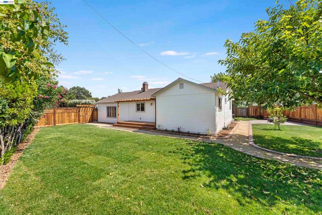 2824 Cowell Rd., Concord, CA 94518