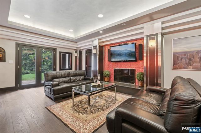 11 Woodfield Lane, Saddle River, NJ 07458