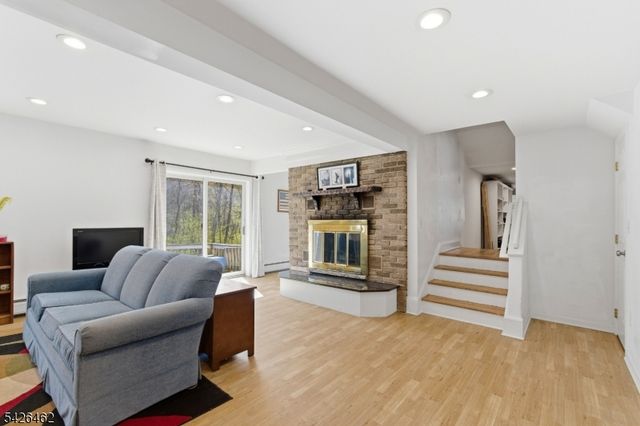 15 Valley Trl, Jefferson Twp., NJ 07438