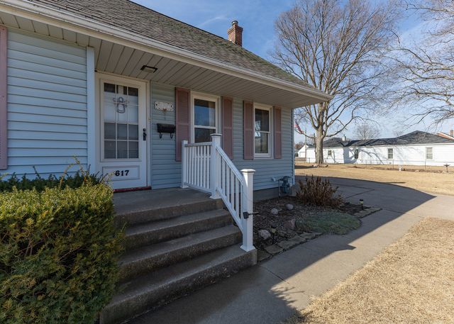 617 3rd Avenue, Camanche, IA 52730