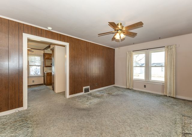 617 3rd Avenue, Camanche, IA 52730