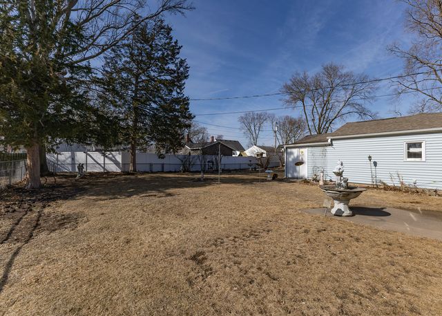 617 3rd Avenue, Camanche, IA 52730