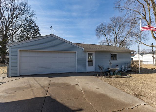 617 3rd Avenue, Camanche, IA 52730