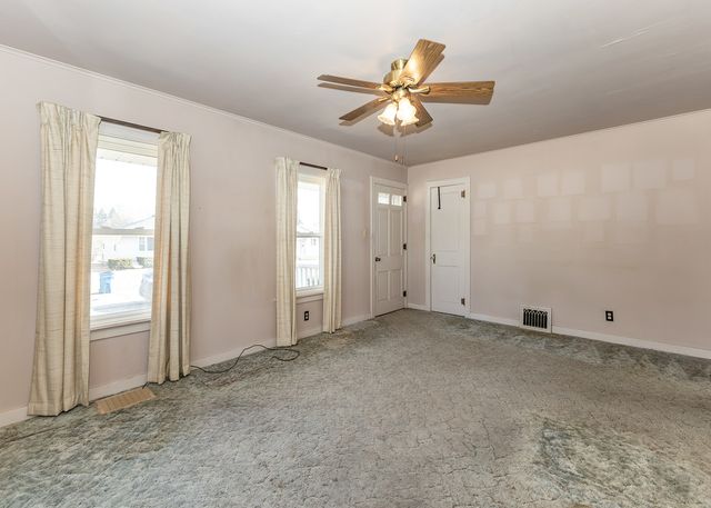 617 3rd Avenue, Camanche, IA 52730