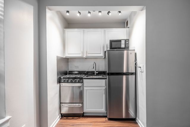 1140 N La Salle Drive 207, Chicago, IL 60610
