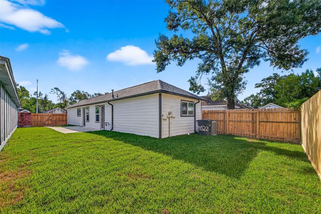 13822 Northlake Drive, Houston, TX 77049