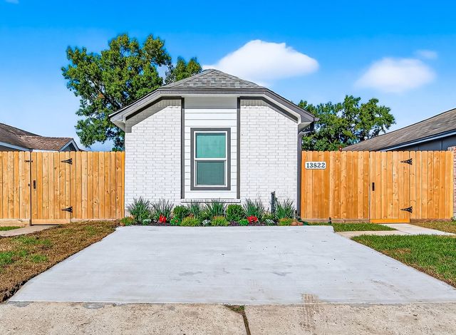 13822 Northlake Drive, Houston, TX 77049