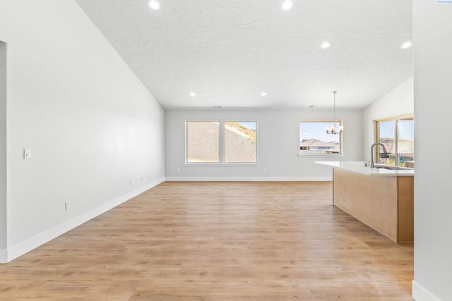 2903 S Osborne St, Kennewick, WA 99338