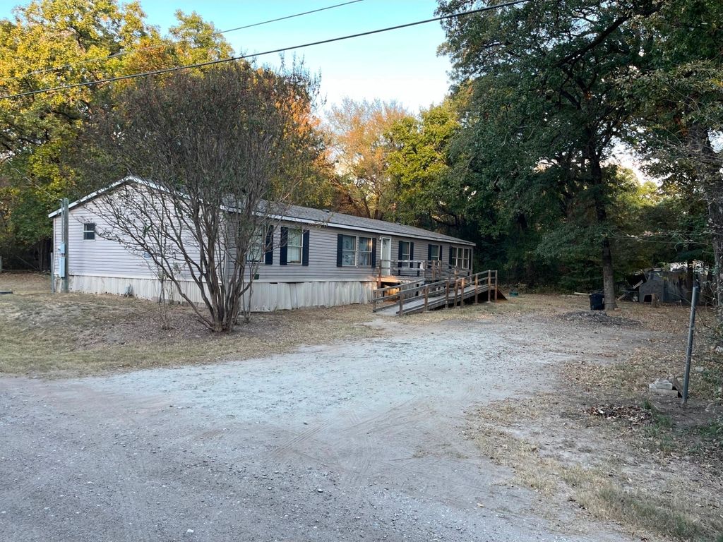 136 Coahoma Street, Mabank, TX 75156