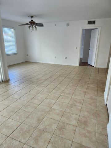 802 Villa Circle, Boynton Beach, FL 33435