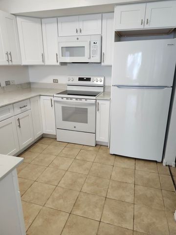 802 Villa Circle, Boynton Beach, FL 33435