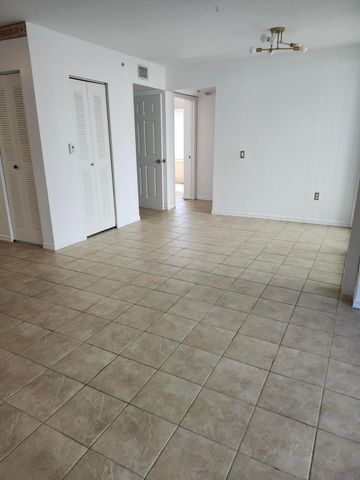 802 Villa Circle, Boynton Beach, FL 33435