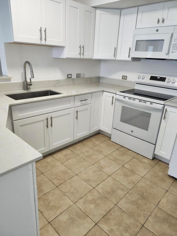 802 Villa Circle, Boynton Beach, FL 33435