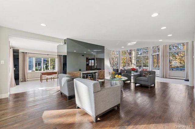 6 The Maples, Roslyn, NY 11576