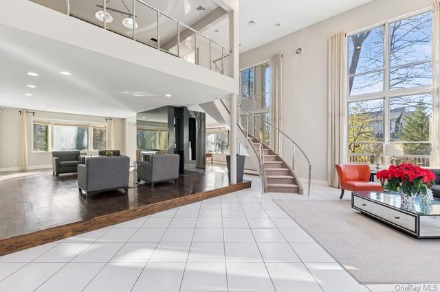 6 The Maples, Roslyn, NY 11576