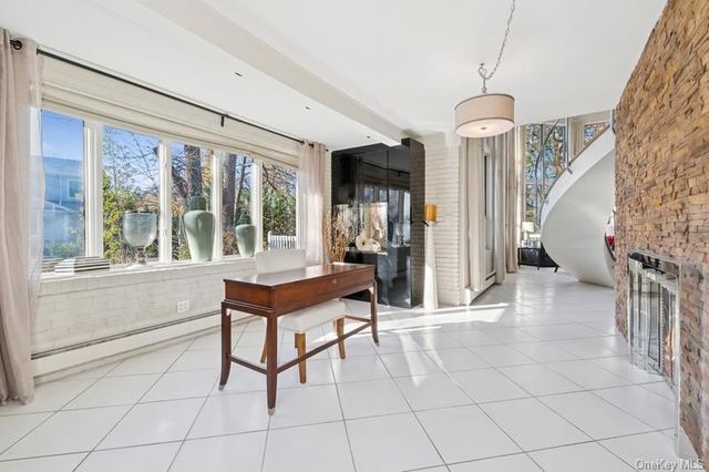 6 The Maples, Roslyn, NY 11576