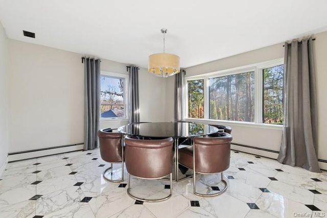 6 The Maples, Roslyn, NY 11576