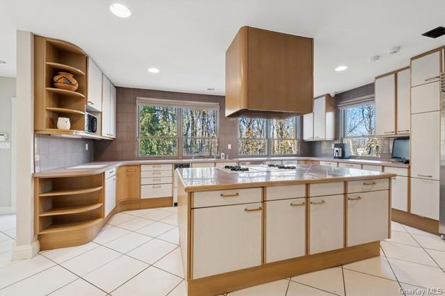 6 The Maples, Roslyn, NY 11576