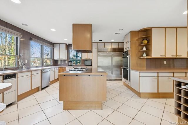 6 The Maples, Roslyn, NY 11576