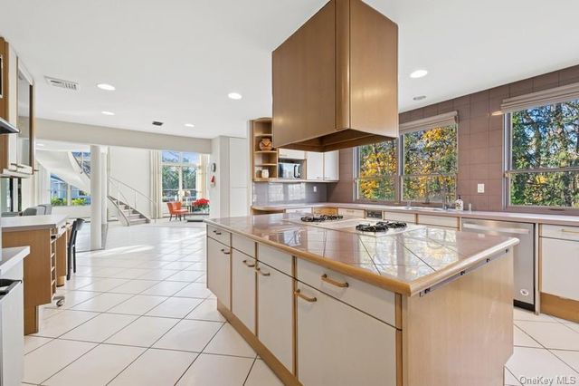 6 The Maples, Roslyn, NY 11576