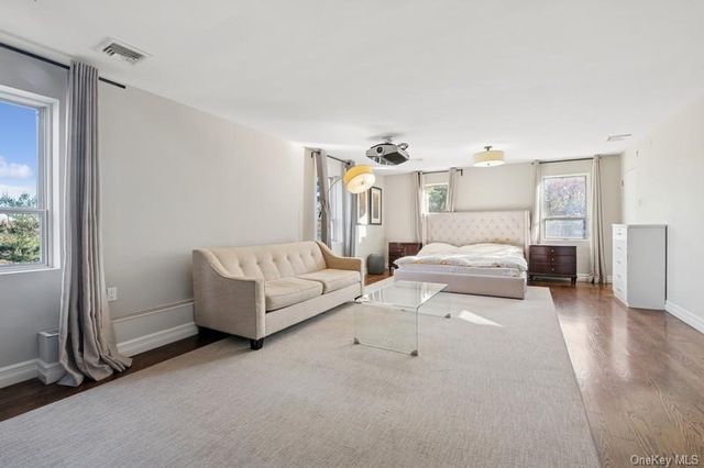 6 The Maples, Roslyn, NY 11576