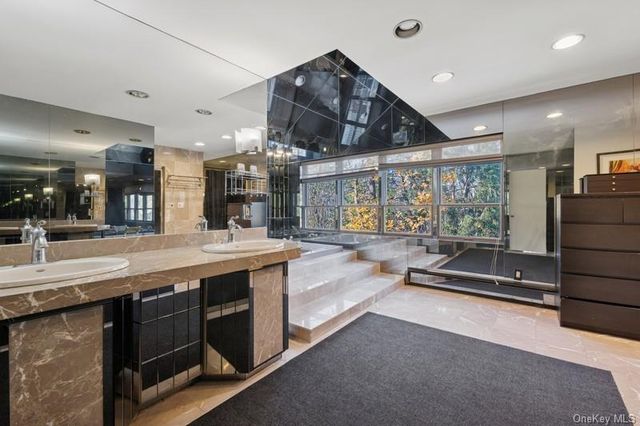 6 The Maples, Roslyn, NY 11576