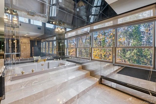 6 The Maples, Roslyn, NY 11576